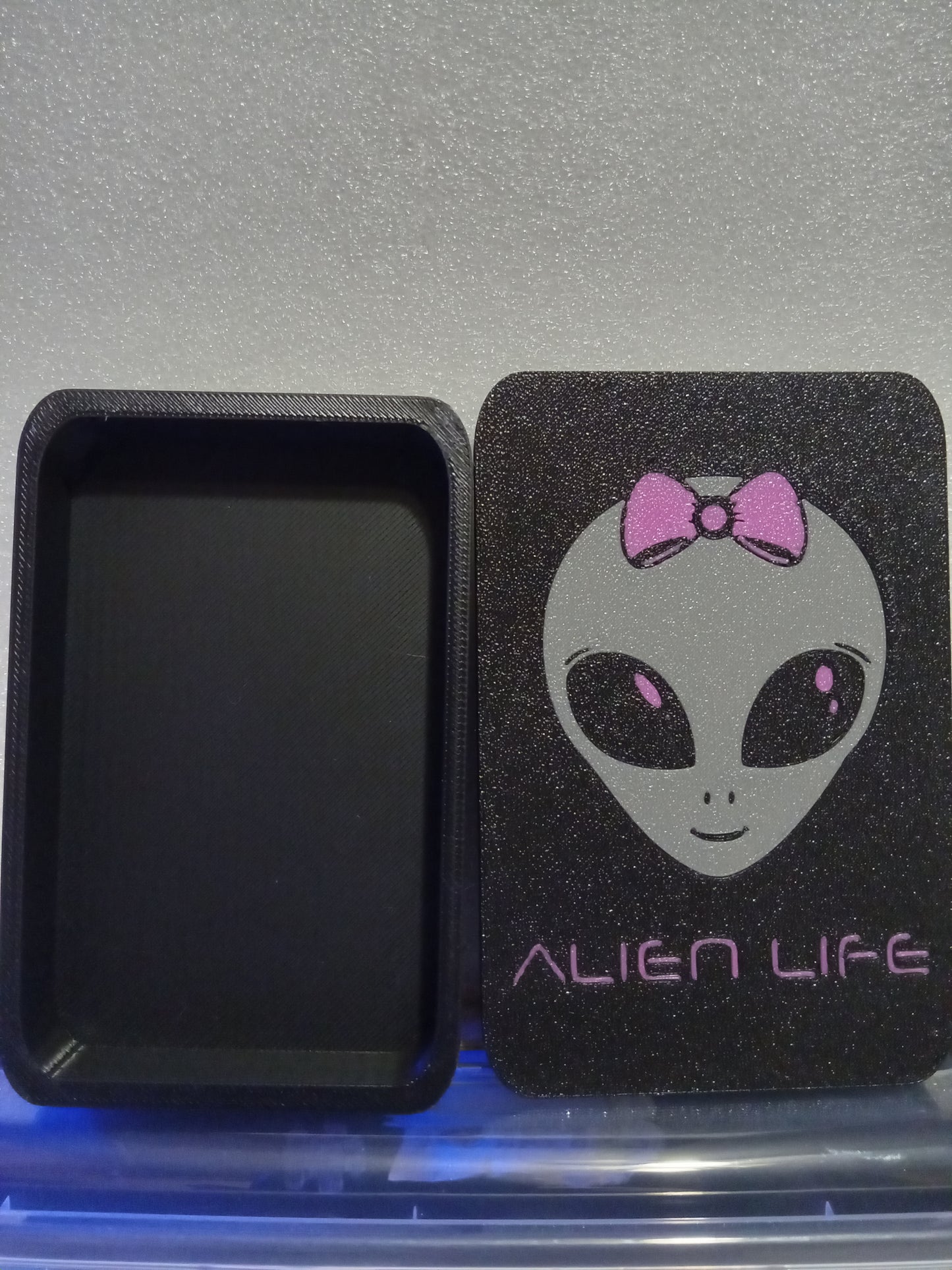 Lil-ien Pocket Box Grey/Pink: A Galactic Storage Companion