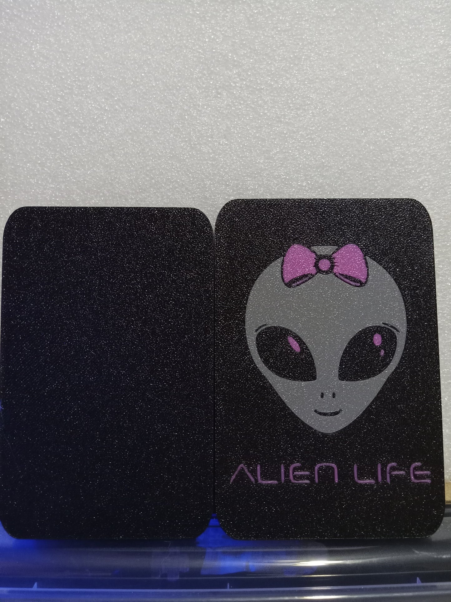 Lil-ien Pocket Box Grey/Pink: A Galactic Storage Companion